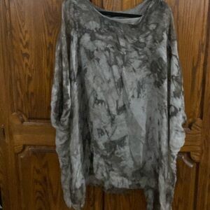 Beautiful black and gray Bella amour floaty top with built-in top